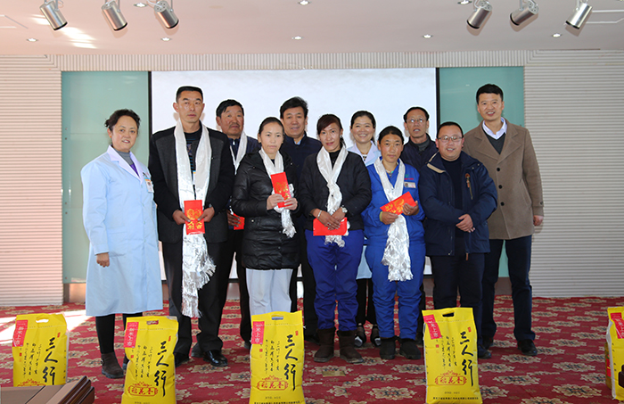 阜康醫(yī)院開(kāi)展黨委、工會(huì)“雙節(jié)”送溫暖及西藏阜康天使基金會(huì)“助學(xué)助困”活動(dòng)